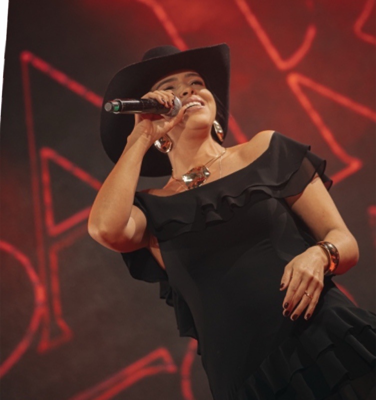 Bárbara Lopes cantando ao vivo na TV Aparecida Sertaneja